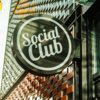 Pancarte illustrant le logo du "Social Club"